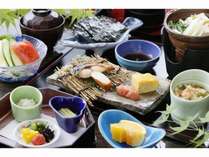 朝食膳／一例　鹿児島県内産のお米を使用。ホカホカのご飯を用意。