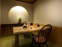 [食事処]木のぬくもりあふれるプライベート空間の個室食事処