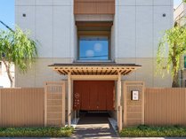 大阪の寺町にある宿坊型ホテルです。坐禅や写経を通して日本文化を再発見してみませんか