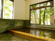 檜風呂と岩風呂は朝夕で入れ替え大平台の名湯を源泉かけ流しで、お肌ツルツル