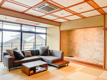 【ガーデンスイート観月亭】和洋室：日本の伝統を活かしながらもモダンな雰囲気を楽しめます。
