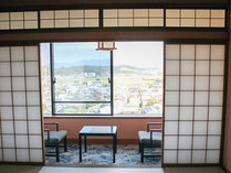 【本館十楽棟最上階】和室(ベッド付き)：8階にあり、あわらの田園風景と広い空をご覧いただけます。
