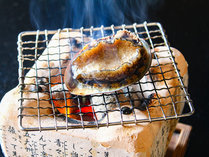 あわび地獄焼き：調理方法の一例。他にもお造りやステーキなどでお召し上がりいただけます。