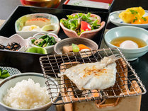 【朝食】こだわりの和朝食(一例)：炊合せ、汁物や卵に炙り干物など、お米に合うシンプルなお菜をご用意。