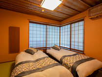 【本館十楽棟最上階】和室(ベッド付き)：2間続きのお部屋の1室に2台のベッドを設置しております。