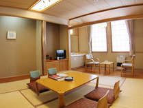 【森林館・和室】地元津別の木をふんだんに使った温もりのある和室。シンプルで使い勝手の良いお部屋です。