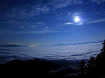 【津別峠】眼下に広がる大雲海と、月明かりに照らされ明るい空に満天の星。