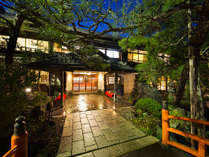 大阪の静かなまちに佇む旅館。喧騒から離れた穏やかなひと時をお楽しみください