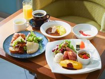 【朝食】洋食のメインプレートとビュッフェ台のお料理※画像はイメージです