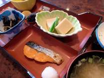 ◆朝食～人気の紅サケなど地場産手作り朝食。日によって内容は変わります。お米はふっくりんこです。
