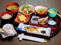 【朝食】丁寧に調理する出汁巻きや、奈良県産の食材を用いたお料理で、癒しのお時間をお過ごしください。
