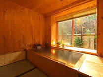 高野槙の湯船に天然温泉導入…洗い場は畳敷き。[現代の名工認定者]木曽の伊藤氏の設計制作です。