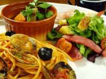 (夕食例で『イタリアン』メニュー)人気の洋食の品々を日替わりのセットメニューでおもてなし。