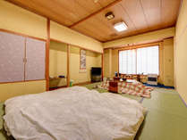 *和室12畳一例／お部屋にはお布団をお敷きします。