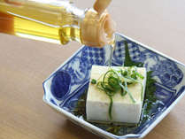【飛騨の豆腐×えごまポン酢がけ】新鮮なえごま油の香りと豆腐のほんのりした甘味がよく合います。