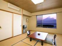 客室(10畳）から見た朝日に染まる富士山。夜は漁火、夜景もきれいですよ。
