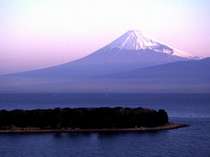 大瀬崎から見た朝日に染まる富士山。