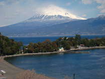 客室からは大瀬の砂浜やエメラルド色に輝く湾内の海、そして大瀬岬越しに霊峰富士が眺められる眺望の宿。