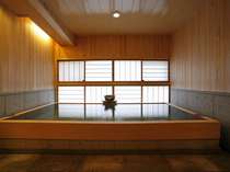 ２階女性大浴場。檜の良い香りに癒されます。松江しんじ湖温泉のお湯を存分にお楽しみ下さいませ。