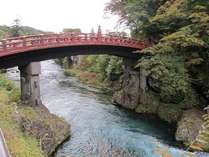 東武・JR日光駅や、世界遺産の日光東照宮、二荒山神社、神橋まで車で５分、徒歩でも３０分圏内です。