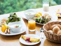 【山景を眺めるレストラン】日により開催される朝食バイキング。和と洋お好きなスタイルで優雅な朝食を♪