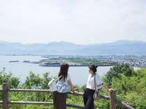 【休暇村玄関前から眺める景色】石鎚山の稜線と河原津海岸を眺める