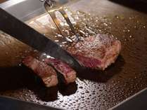 オープンキッチンで焼く国産牛ステーキ