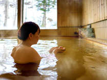 【大浴場】源泉掛け流しの温泉は“名湯”としても好評の泉質を誇り、旅の疲れも湯に流してくれます。