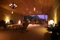 ２階ゲストサロンでは中国茶のサービスもございます。支笏湖を眺め、ゆったりとお寛ぎください。