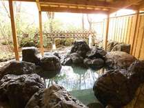 大浴場の野趣あふれる岩露天風呂。四季折々の自然とともにお愉しみください