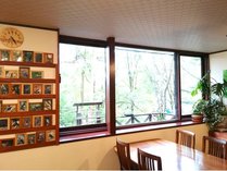 食堂の窓からは野鳥や自然を室内に居ながらゆっくりと観察・撮影できます。