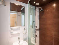 ＜バスルーム＞旅慣れたお客さまの旺盛な宿泊ニーズに対応する多機能シャワーブースを導入