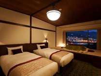 【リニューアル新客室】窓から綺麗な夜景一望。ツインベッド＆畳スペースに掘りごたつ付き