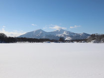 冬の曽原湖と磐梯山
