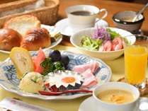 ある日の朝食一例。ふわふわパンが人気♪コーヒー・紅茶・牛乳はおかわり自由。