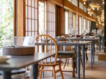 【レストラン：燭】アンティークの椅子が並ぶレストラン。
