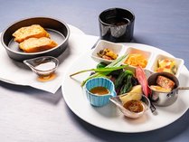 【朝食一例：洋食】ダイニング「燭」にて、3種類の選べる朝食プレートをご提供