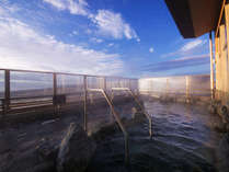 【露天風呂-岩風呂】西側に位置するからこそ＜蔵王連峰＞ののどかな風景が♪朝風呂もおすすめ！