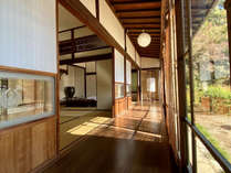 【離れ館内】懐かしさの溢れる館内。昔の日本の温かさに溢れています。