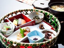 □【朝食】彩の良い籠盛りは、信州の美味しいお味噌汁とご飯によく合う逸品の数々