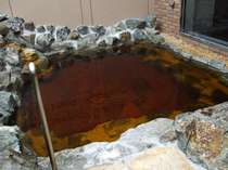 源泉100％かけ流し【知床の湯】は独特な色で効能も豊か。夜風を浴びながら浸かるお風呂は格別です。