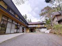 *パワースポット“戸隠神社”が目の前に佇む当館。名物“戸隠蕎麦”もいただける宿坊で心休める休日を。 写真