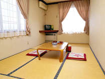 *和室一例/畳の薫がほのかに香るお部屋で団欒のひと時をお過ごし下さい。