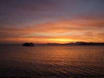 湖に夕日が沈み、一年の中でも一番美しいと言われる秋～冬の宍道湖の夕日。湖岸まで歩いて５分。