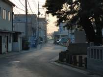 宿の前からの風景。もうすぐ夕暮れ。宍道湖まですぐ。 写真