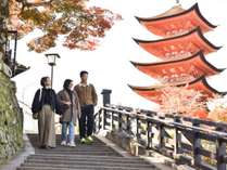 古き良き日本の秋を宮島で。紅葉の絨毯を歩き、時を忘れる秋旅へ