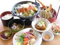 北海道の郷土料理『鮭のちゃんちゃん焼き』味噌の匂いが食欲をそそります。