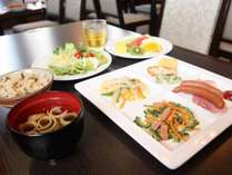 朝食は沖縄料理メインの軽食です。