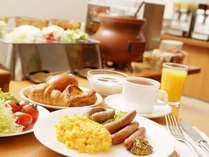 ≪ご朝食≫和洋メニューに地元高知料理など約50種類、目の前でシェフが卵料理もお作りします。
