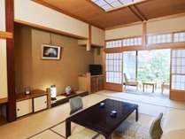 【日本庭園を眺める純和風客室】１２畳の広々とした空間。日本庭園の四季の景色を愉しむ。